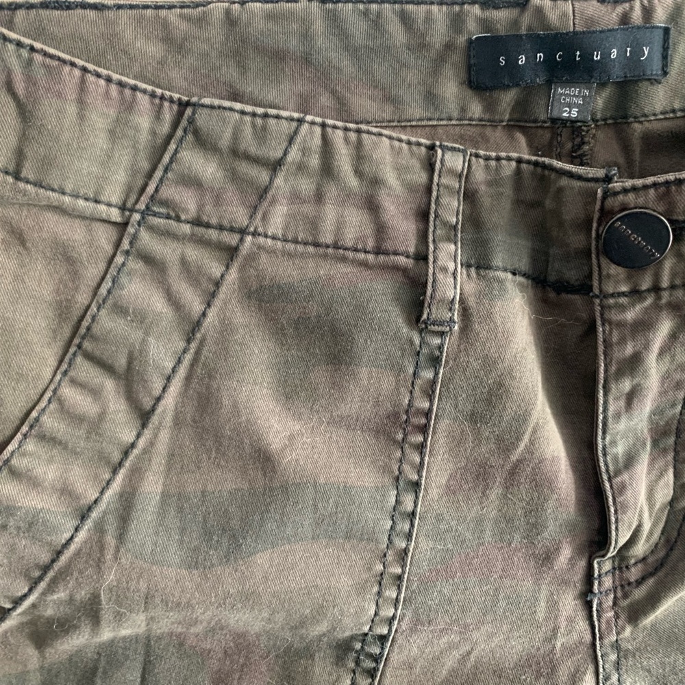 SANCTUARY Peace Trooper Camo jogger pants with side zipper at the hem. Size 25 - Picture 4 of 14